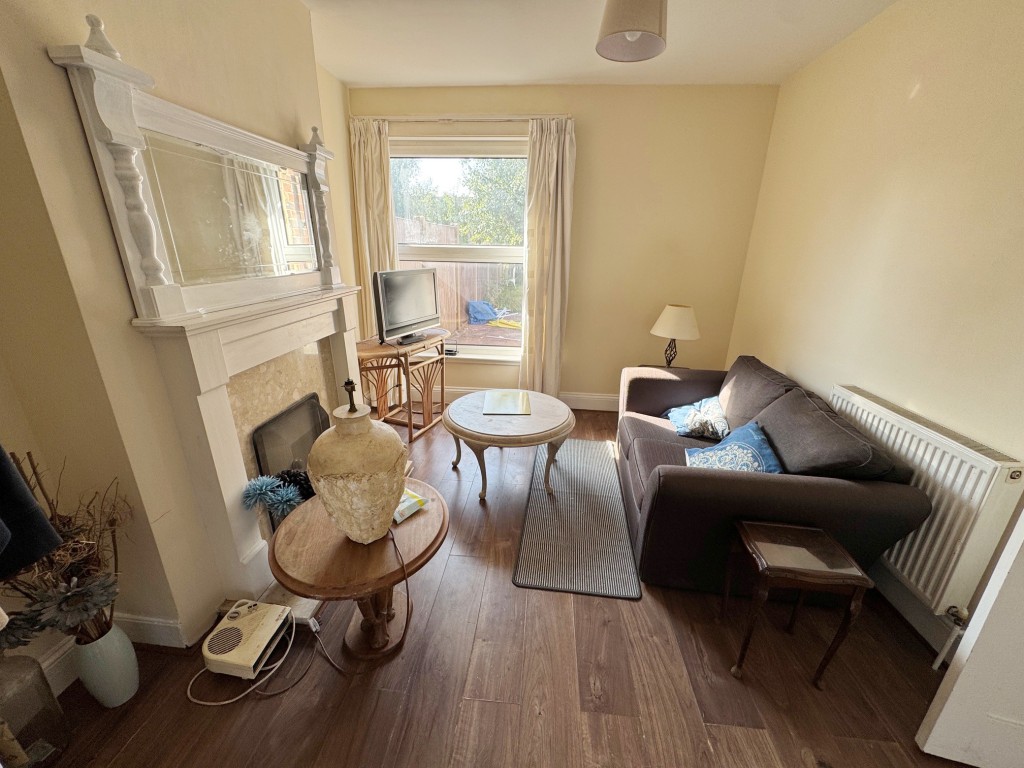 Lot: 118 - THREE-BEDROOM SEMI-DETACHED HOUSE WITH PARKING - reception room 2